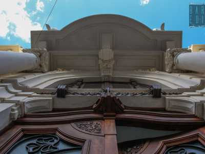 ...che sorreggono il balcone principale del secondo piano